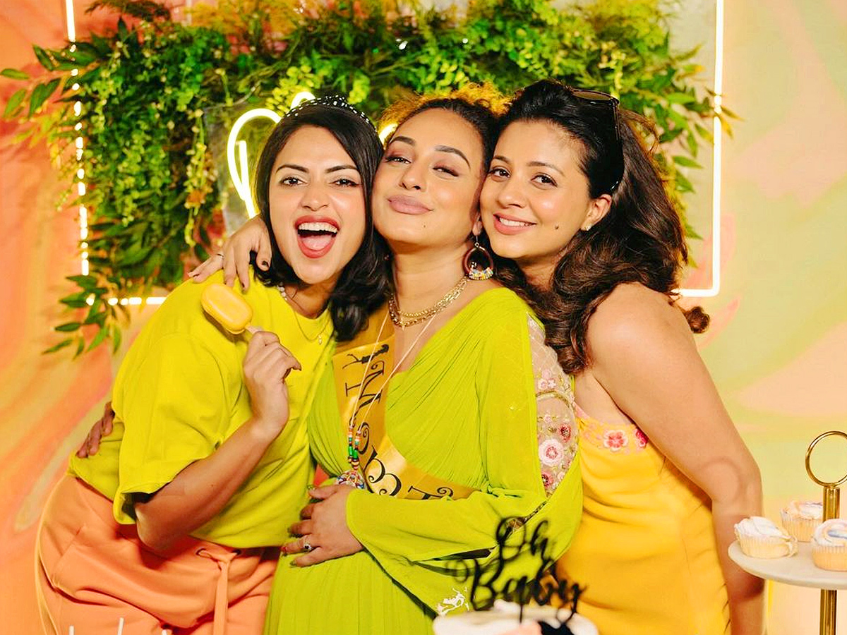 Amala_20Paul_20and_20Pearle_20Maaney_20shine_20in_20a_20baby_20shower_20party_20Photos_4.jpg 5