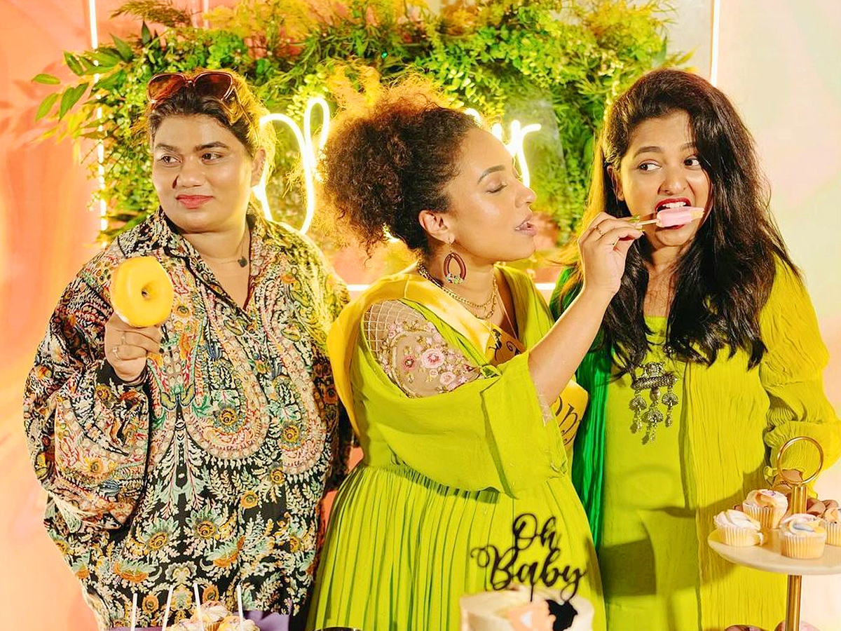 Amala_20Paul_20and_20Pearle_20Maaney_20shine_20in_20a_20baby_20shower_20party_20Photos_6.jpg 7