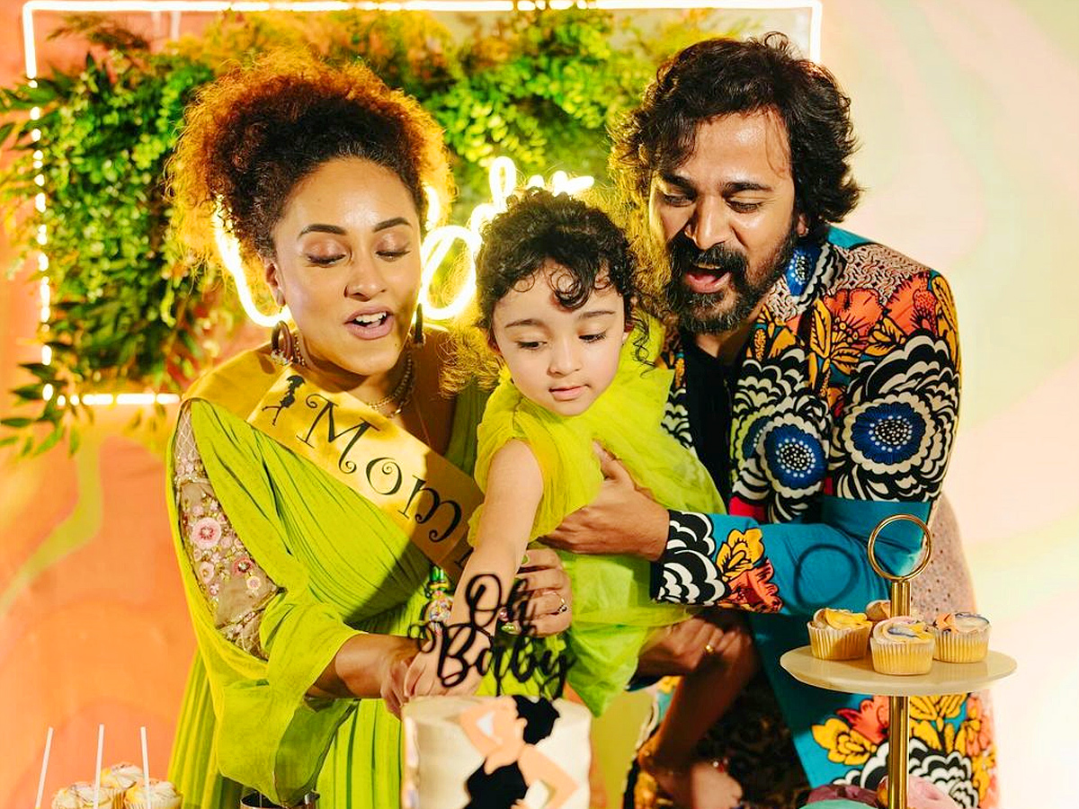 Amala_20Paul_20and_20Pearle_20Maaney_20shine_20in_20a_20baby_20shower_20party_20Photos_8.jpg 9