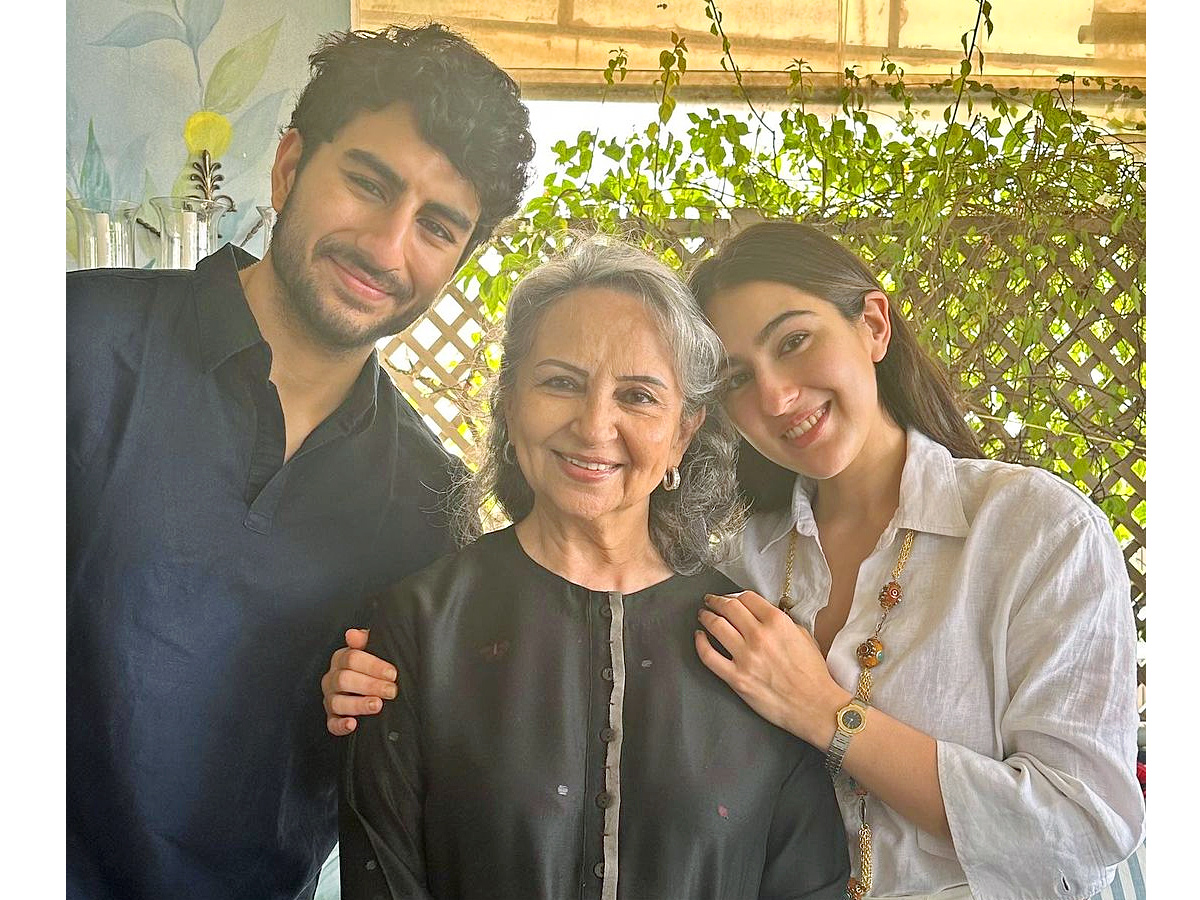 Sharmila_20Tagore_20celebrates_2079th_20birthday_20with_20Saif-Kareena_2C_20Sara_20and_20family_20photos_5.jpg 3