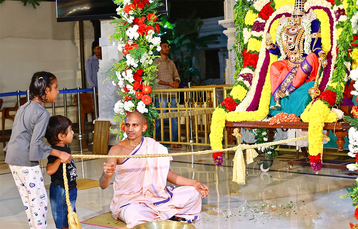 Hare_20Krishna_20Golden_20Temple_20brahmotsavam_20Banjara_20Hills-3.jpg 3