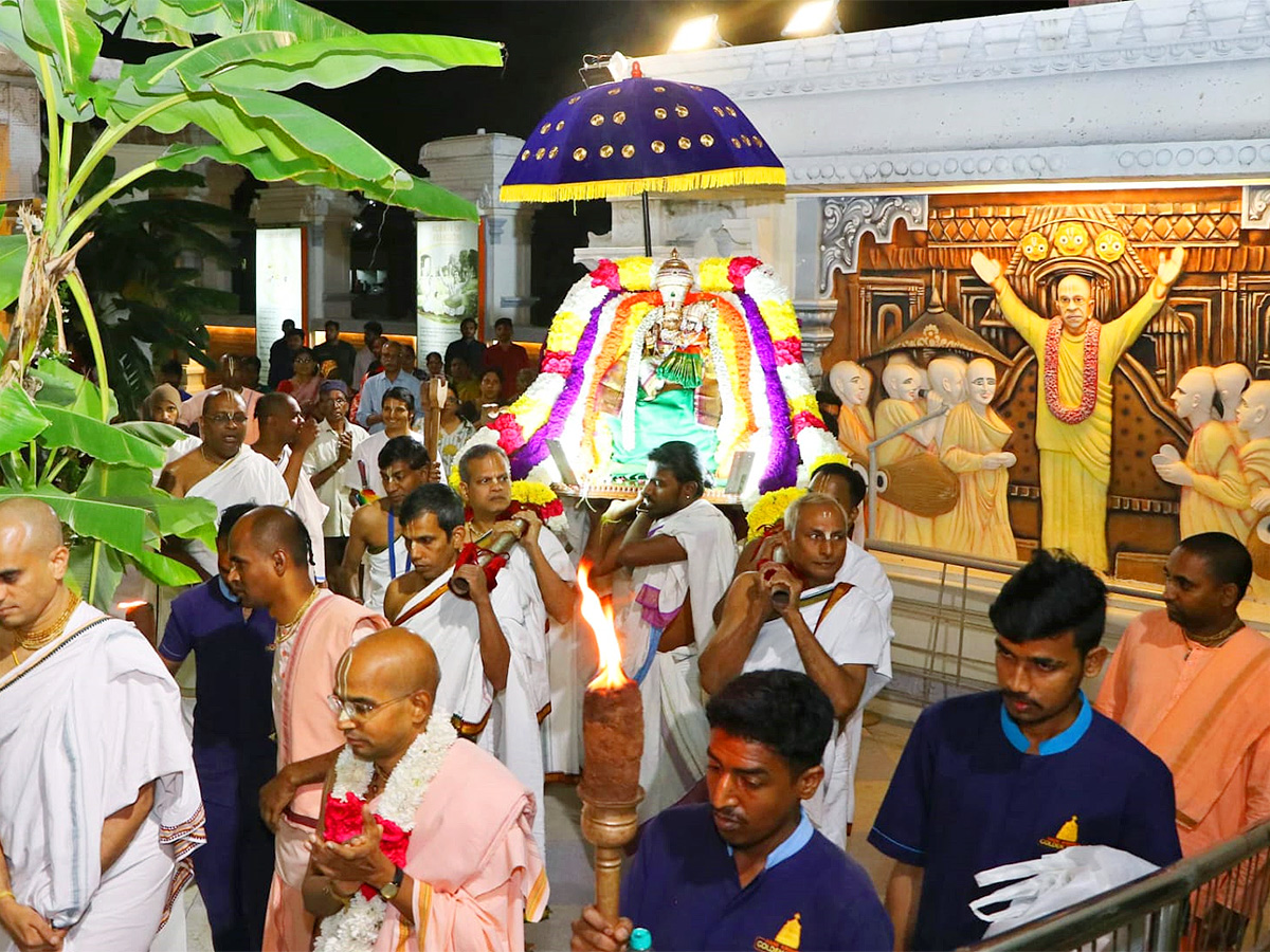 Hare_20Krishna_20Golden_20Temple_20brahmotsavam_20Banjara_20Hills-6.jpg 6