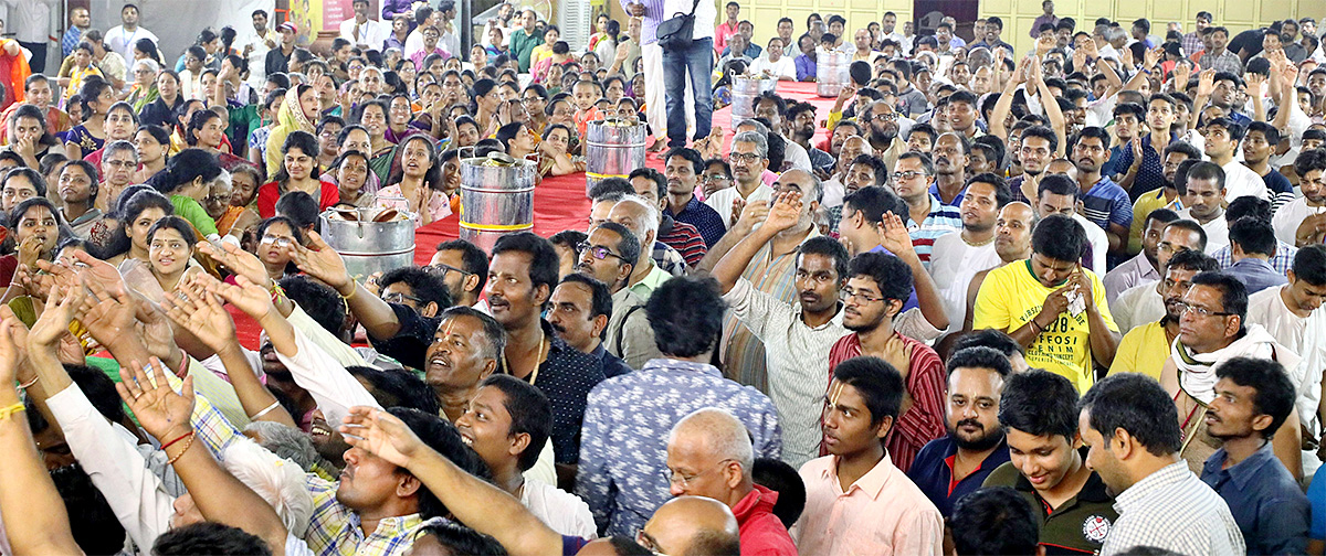 Hare_20Krishna_20Golden_20Temple_20brahmotsavam_20Banjara_20Hills-7.jpg 7