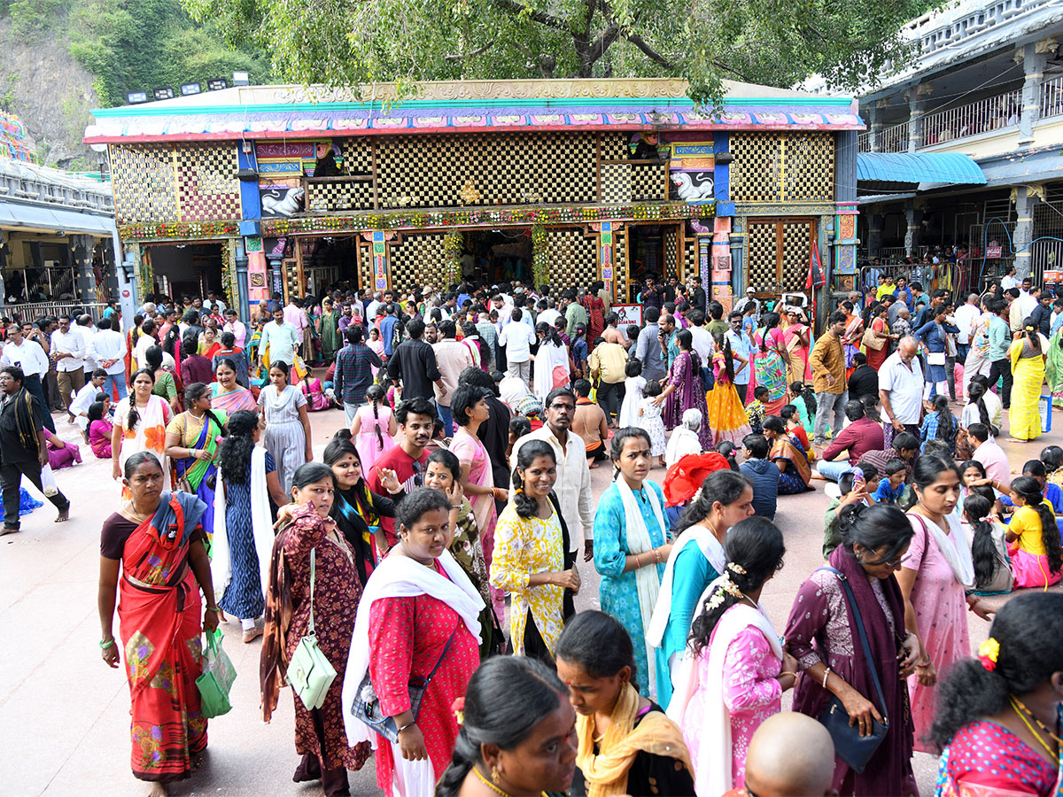 Huge_20Rush_20of_20Devotees_20at_20Vijayawada_20Kanaka_20Durga_20temple-3.jpg 3