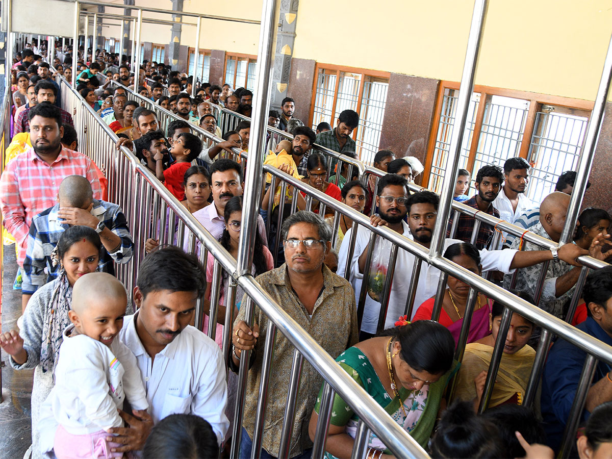 Huge_20Rush_20of_20Devotees_20at_20Vijayawada_20Kanaka_20Durga_20temple-4.jpg 4
