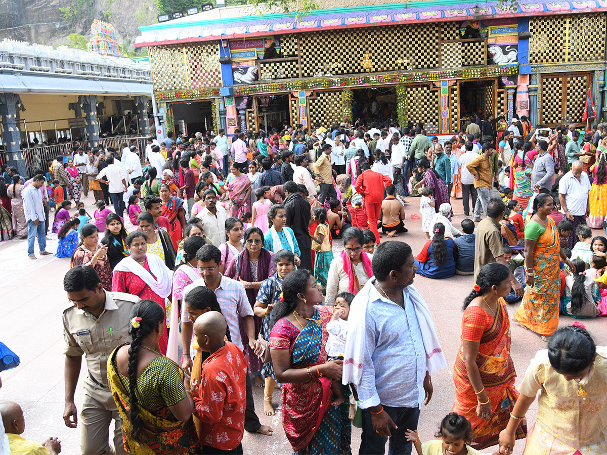 Huge_20Rush_20of_20Devotees_20at_20Vijayawada_20Kanaka_20Durga_20temple-9.jpg 9