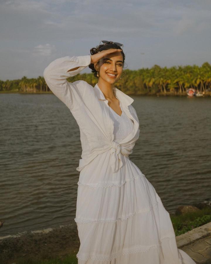 Meenaakshi-Chaudhary-guntur-karam.jpg 16
