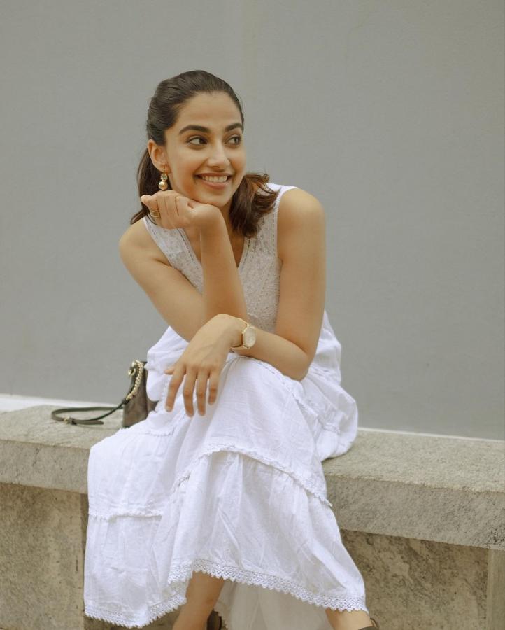 Meenaakshi-Chaudhary-latest-photos.jpg 10