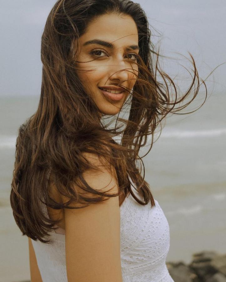 Meenaakshi-Chaudhary-photos.jpg 9