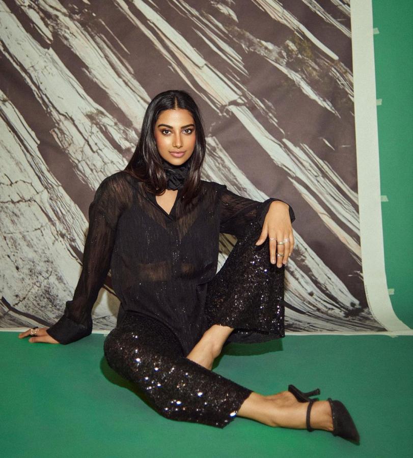 Meenaakshi-Chaudhary-stylish-photos.jpg 5
