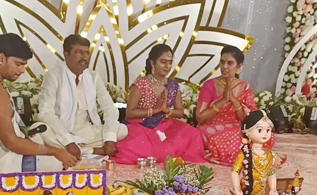 Pushpa_20Actress_20Kalpalatha_20Daughter_20Engagement_20PHotos_20Viral_1.jpg 2