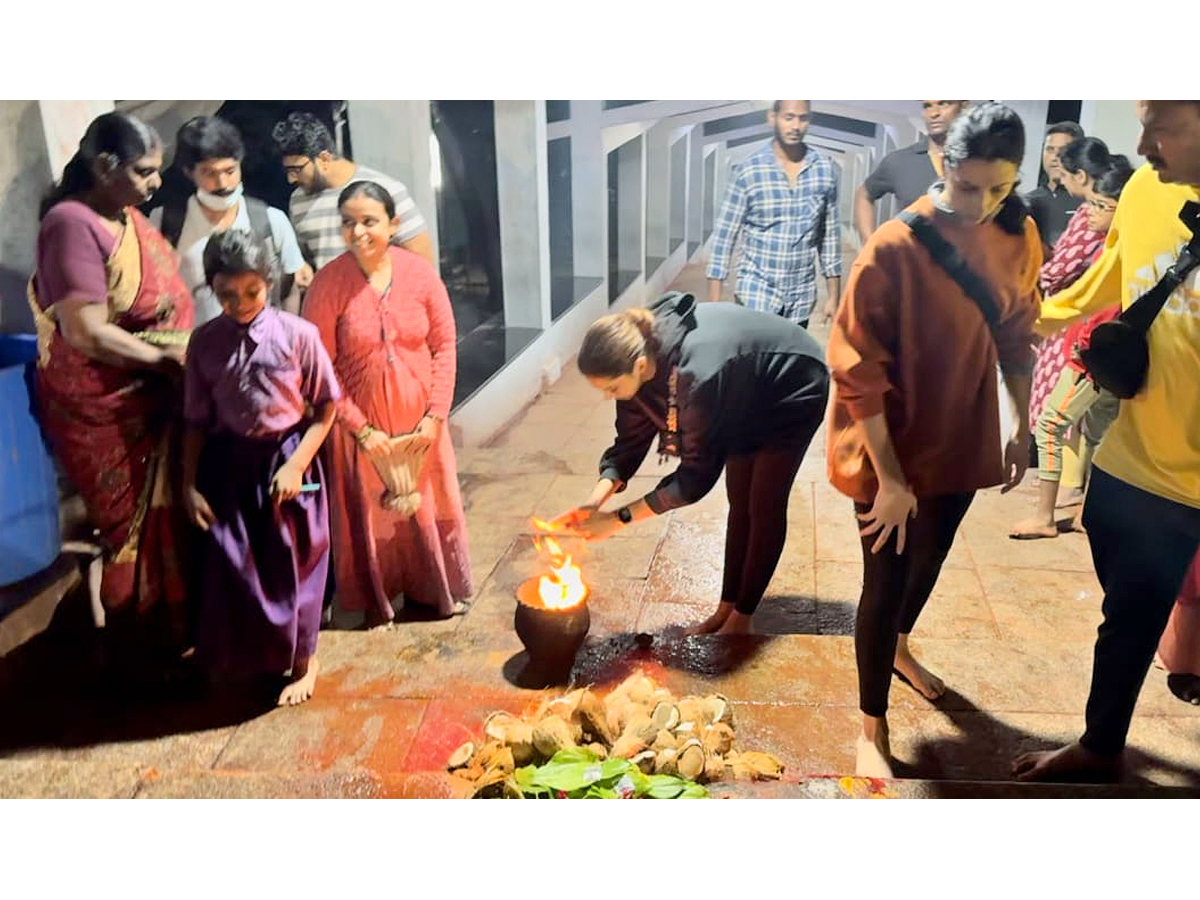 Deepika_20Padukone_20Walking_20to_20Tirumala_20with_20Anisha_20Padukone_20Photos_1.jpg 2