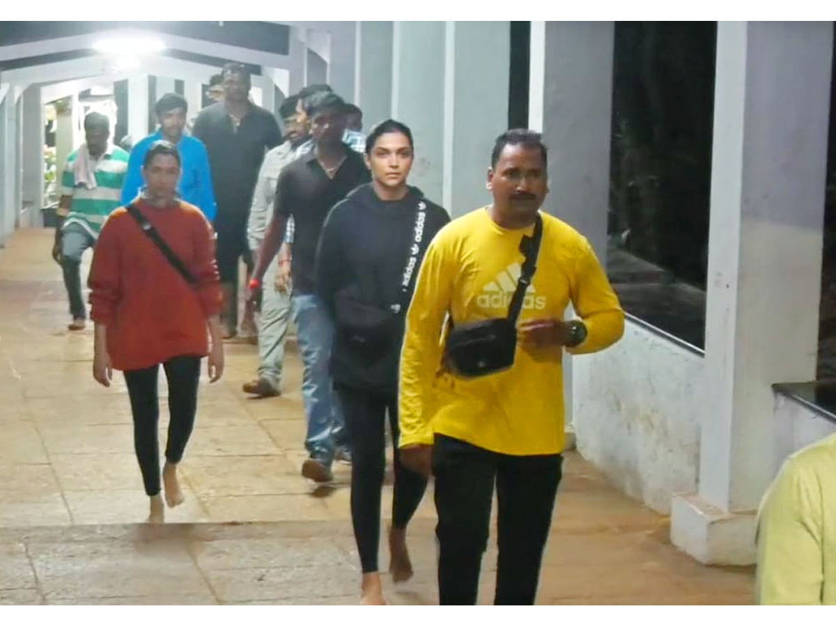 Deepika_20Padukone_20Walking_20to_20Tirumala_20with_20Anisha_20Padukone_20Photos_10.jpg 11