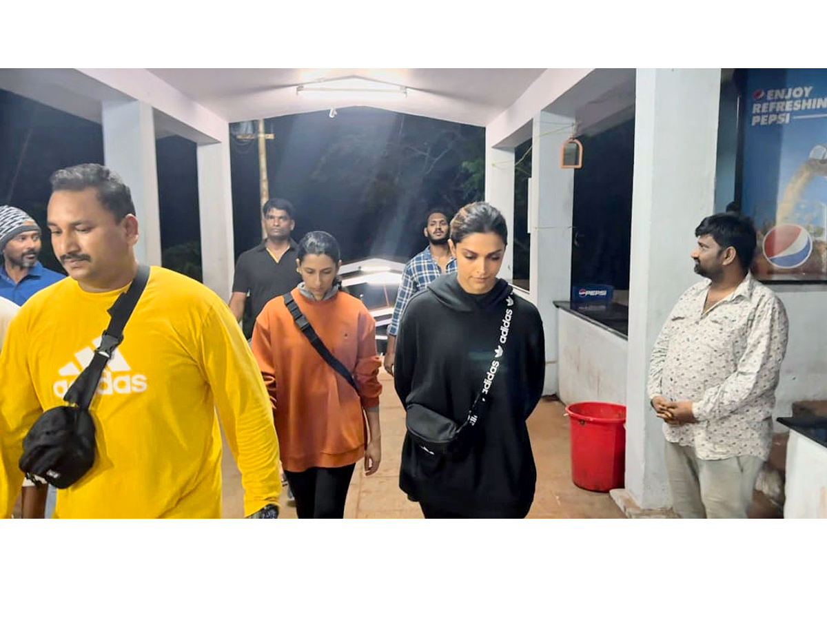 Deepika_20Padukone_20Walking_20to_20Tirumala_20with_20Anisha_20Padukone_20Photos_11.jpg 12