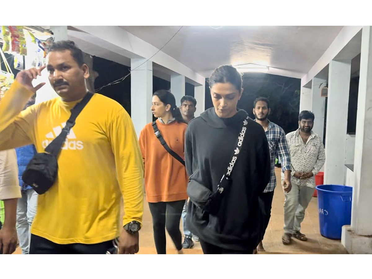 Deepika_20Padukone_20Walking_20to_20Tirumala_20with_20Anisha_20Padukone_20Photos_12.jpg 13