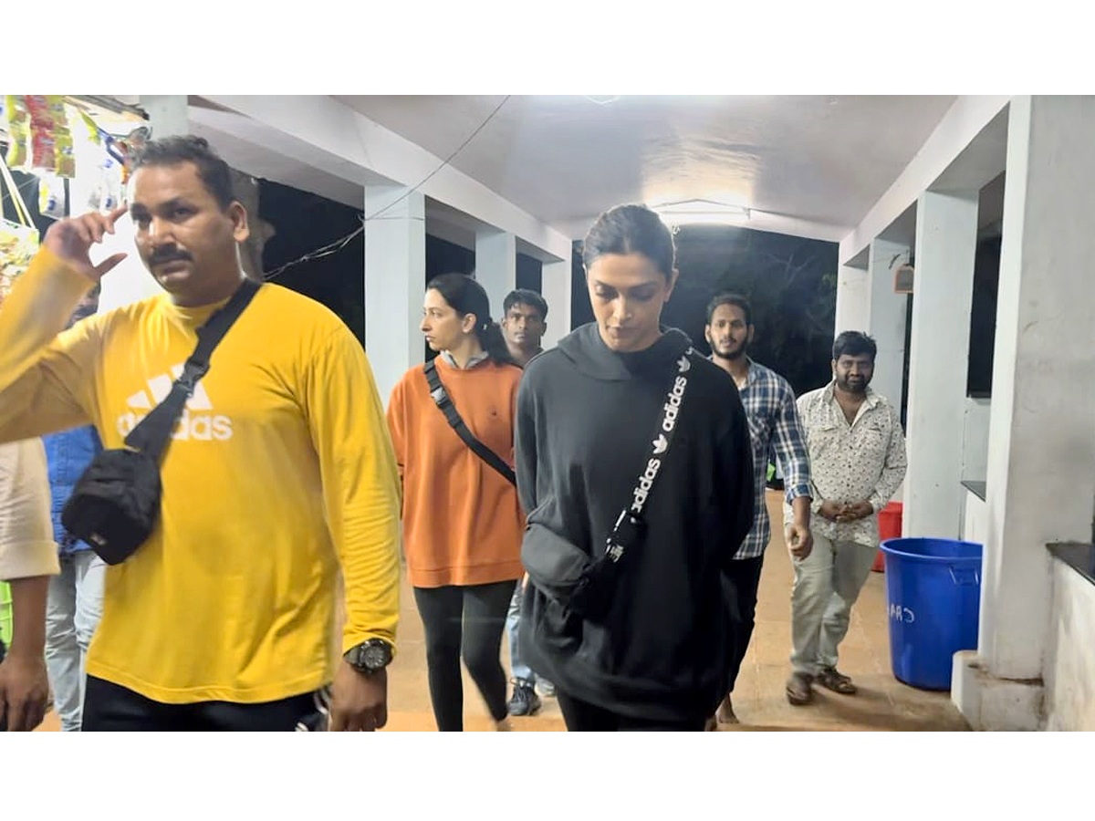 Deepika_20Padukone_20Walking_20to_20Tirumala_20with_20Anisha_20Padukone_20Photos_3.jpg 4