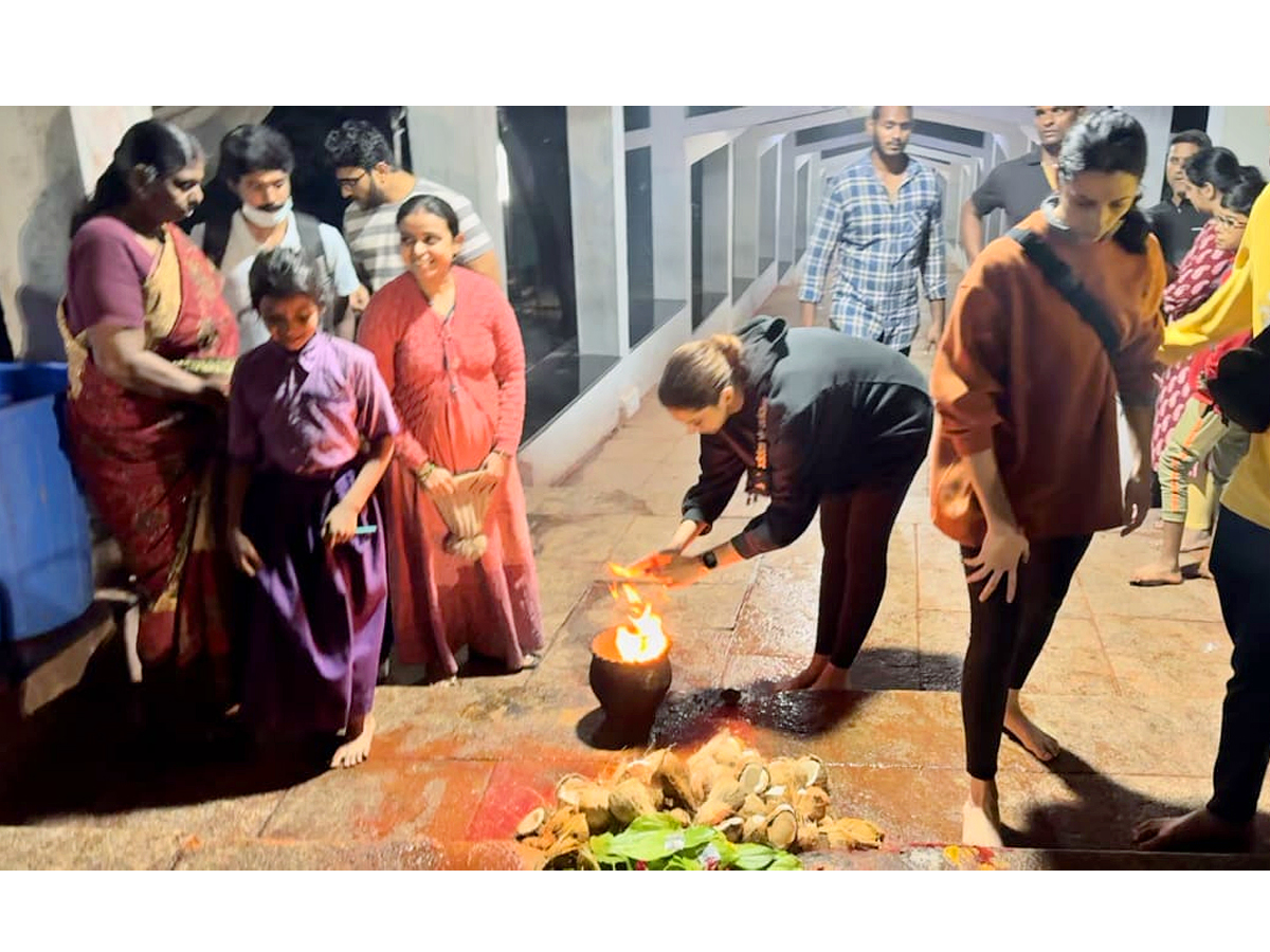 Deepika_20Padukone_20Walking_20to_20Tirumala_20with_20Anisha_20Padukone_20Photos_4.jpg 5