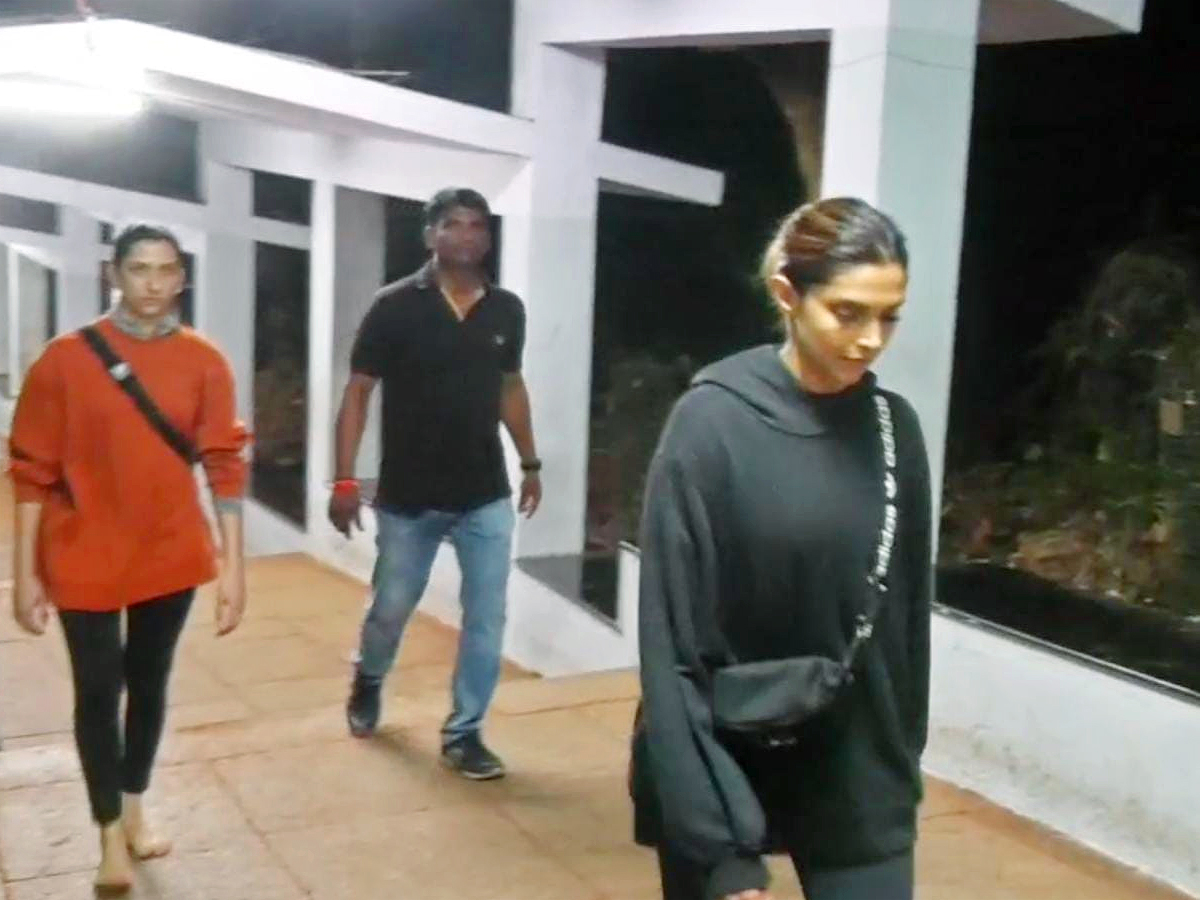 Deepika_20Padukone_20Walking_20to_20Tirumala_20with_20Anisha_20Padukone_20Photos_6.jpg 7