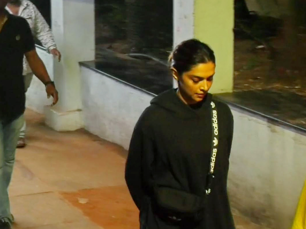 Deepika_20Padukone_20Walking_20to_20Tirumala_20with_20Anisha_20Padukone_20Photos_7.jpg 8