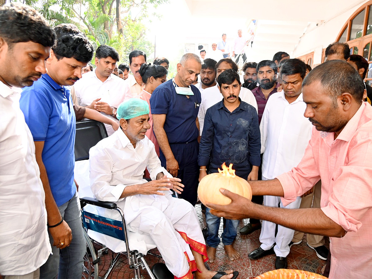 Former_20Telangana_20CM_20KCR_20Discharged_20From_20Hospital_20Pics-1.jpg 1