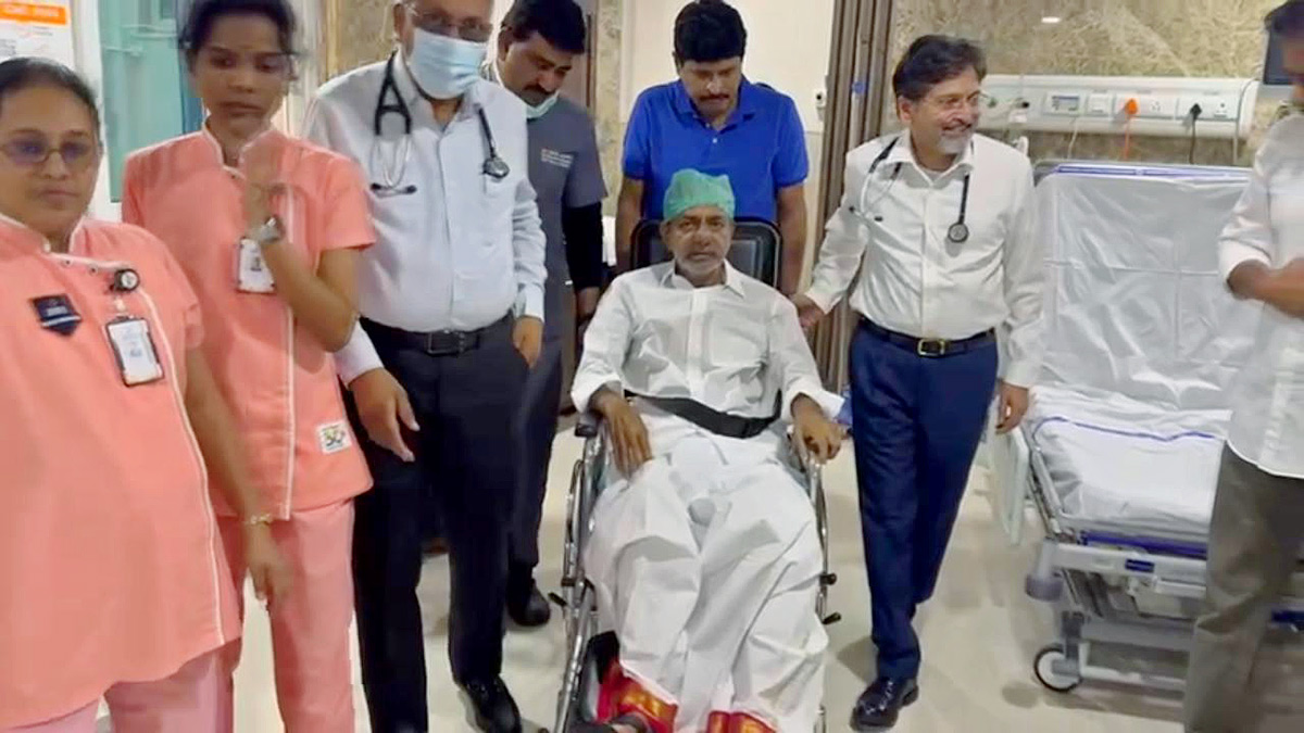 Former_20Telangana_20CM_20KCR_20Discharged_20From_20Hospital_20Pics-13.jpg 12