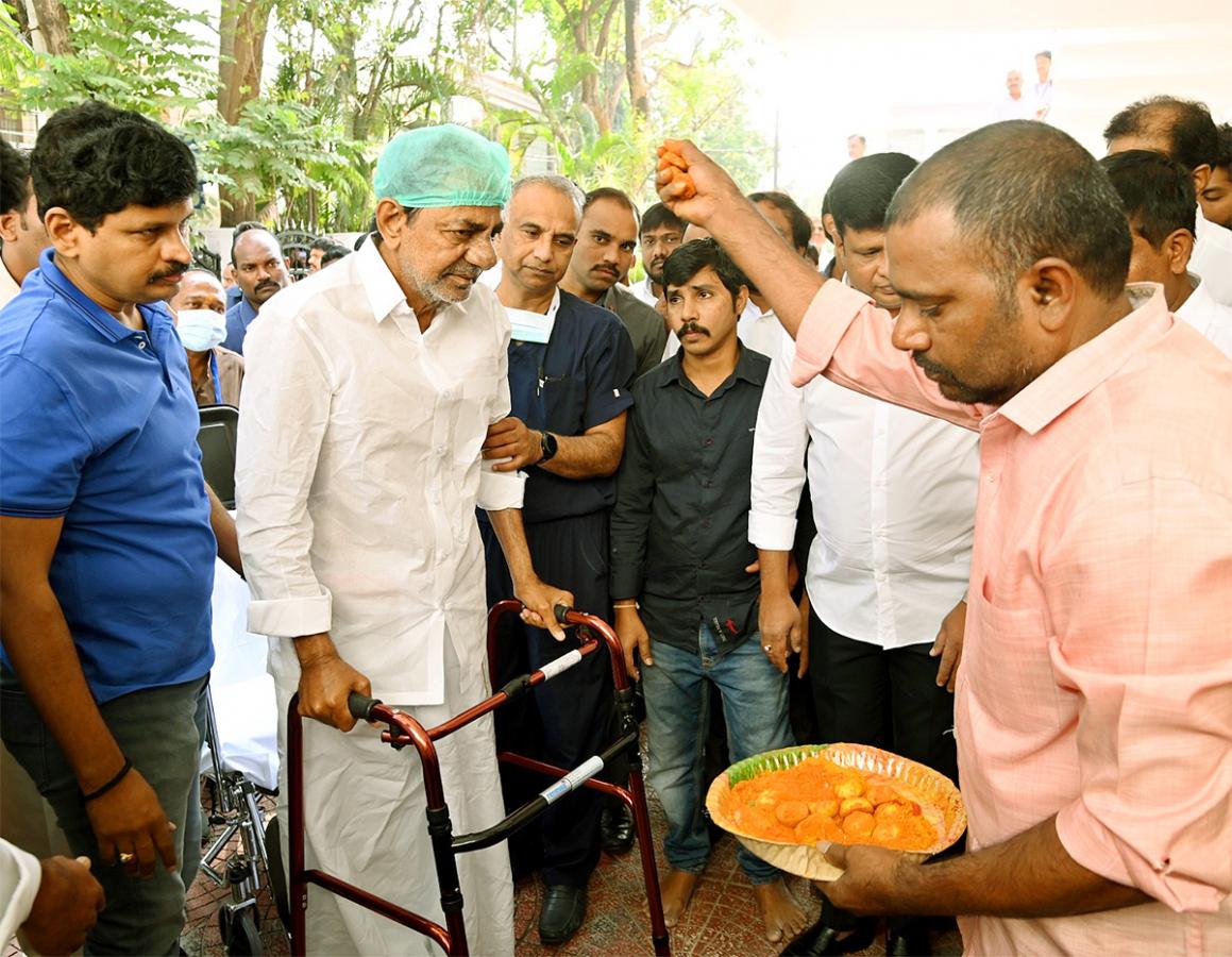 Former_20Telangana_20CM_20KCR_20Discharged_20From_20Hospital_20Pics-2.jpg 2