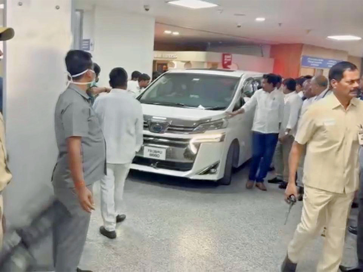 Former_20Telangana_20CM_20KCR_20Discharged_20From_20Hospital_20Pics-5.jpg 5