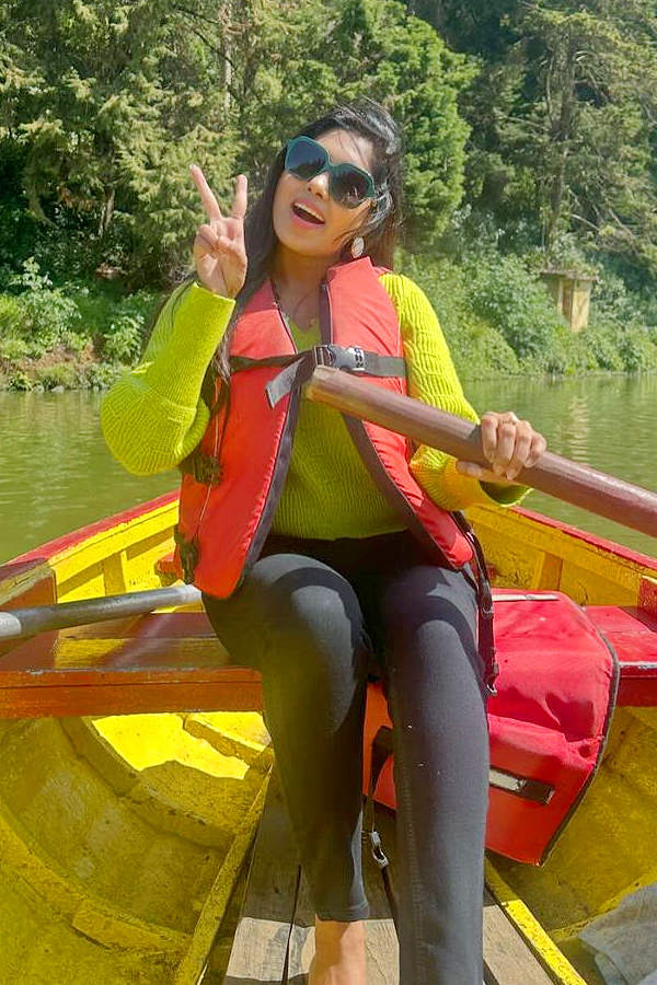 Jabardasth_20Satya_20Sri_20Visits_20Ooty_20Photos_14.jpg 15
