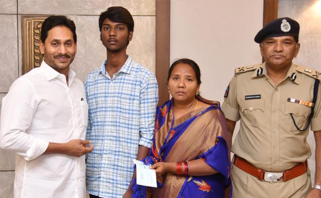 Jagan_Satyakumar_Family_Che.jpg