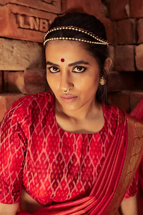 Komalee-Prasad-02.jpg 2