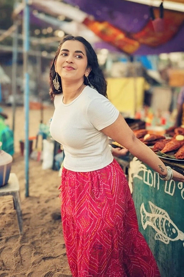 Komalee-Prasad-08.jpg 8