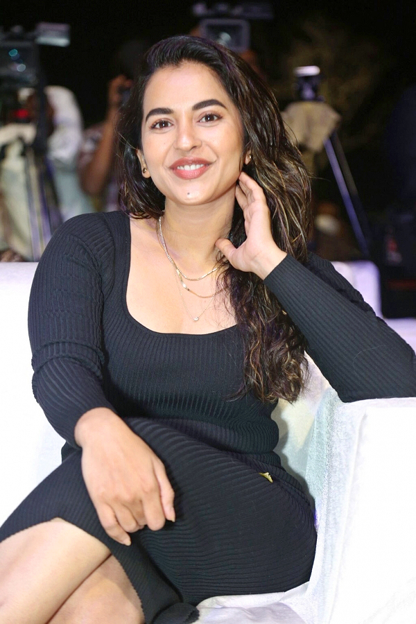Komalee-Prasad-09.jpg 9