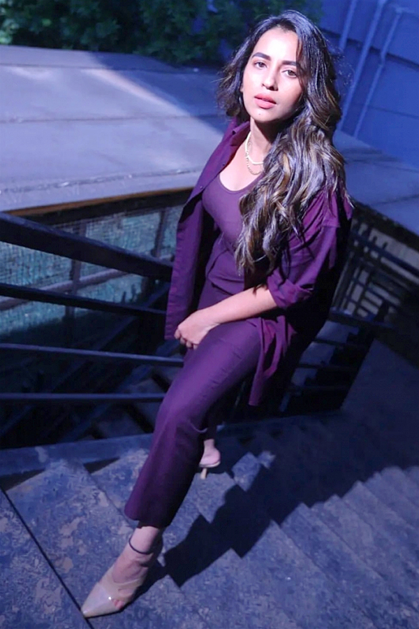 Komalee-Prasad-10.jpg 10