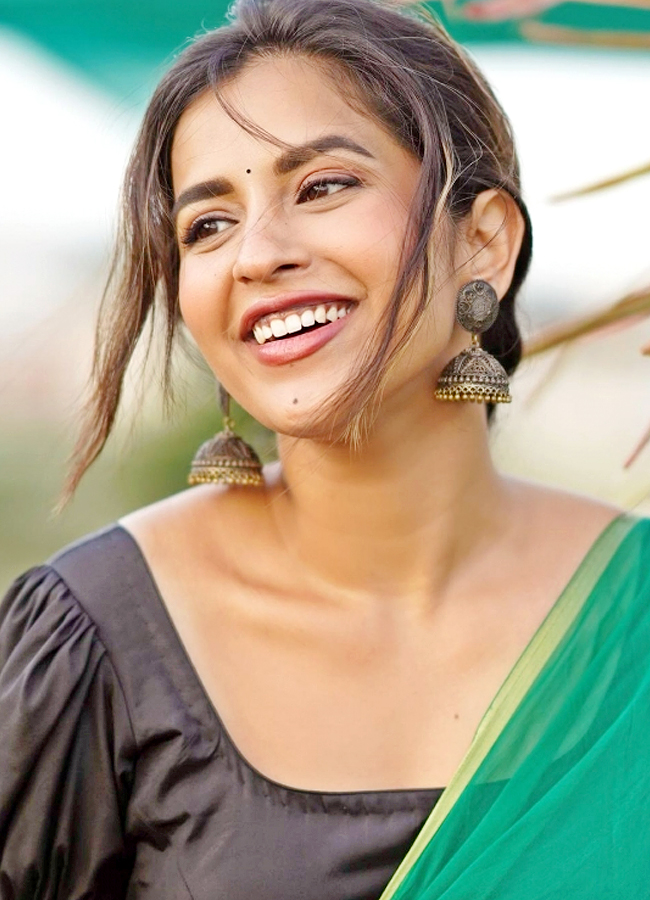 Komalee-Prasad-14.jpg 13