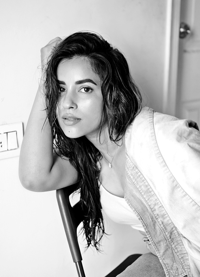 Komalee-Prasad-16.jpg 15