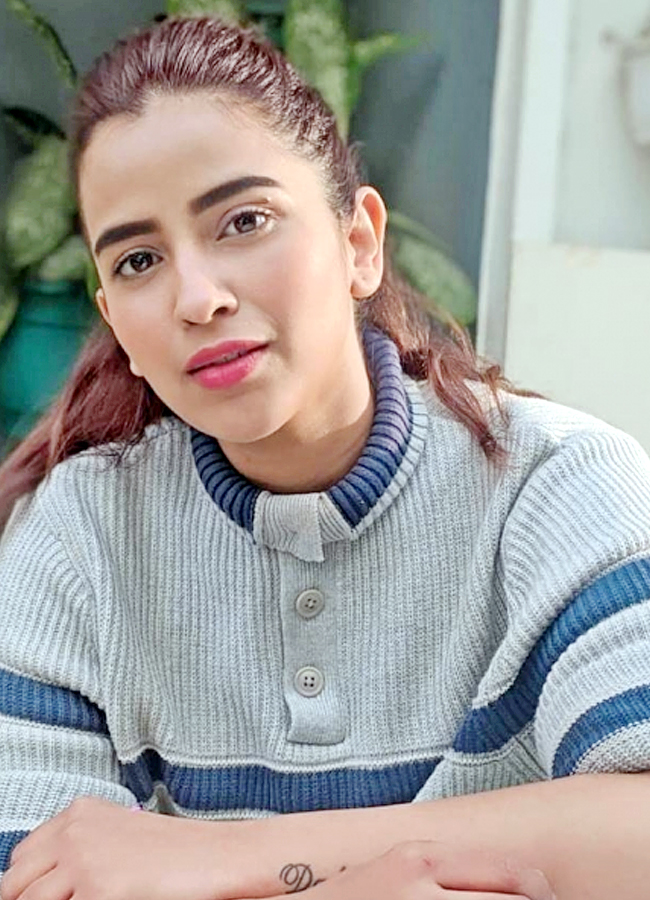 Komalee-Prasad-18.jpg 17