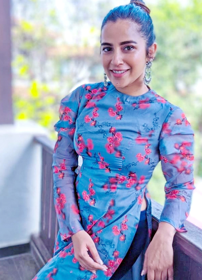 Komalee-Prasad-19.jpg 18