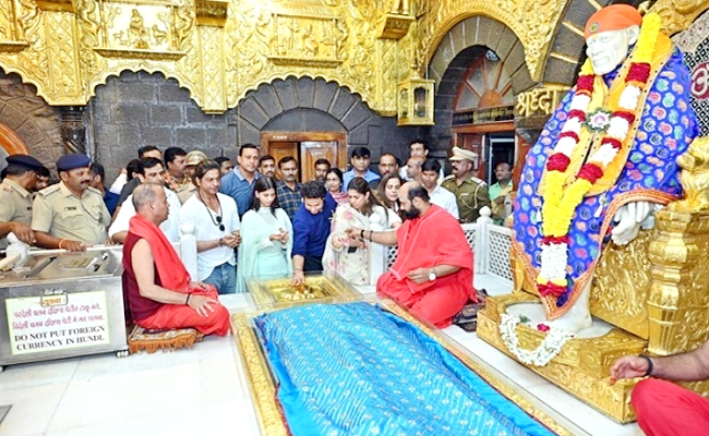 SRK-Shirdi-04.jpg 4