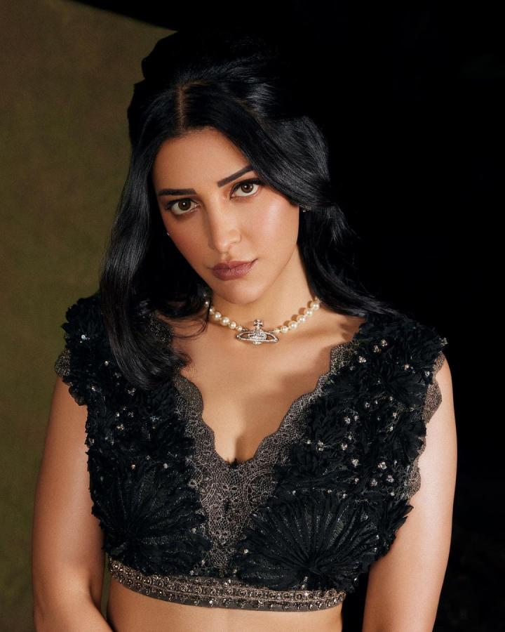 Shruthi-latest-black-dress.jpg 15