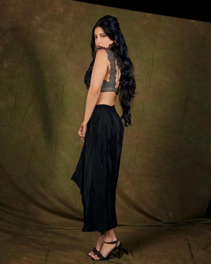 Shruthi-latest-stills.jpg 13