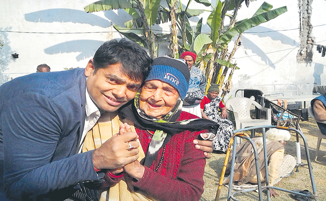 pranav-with-elderly-women.jpg