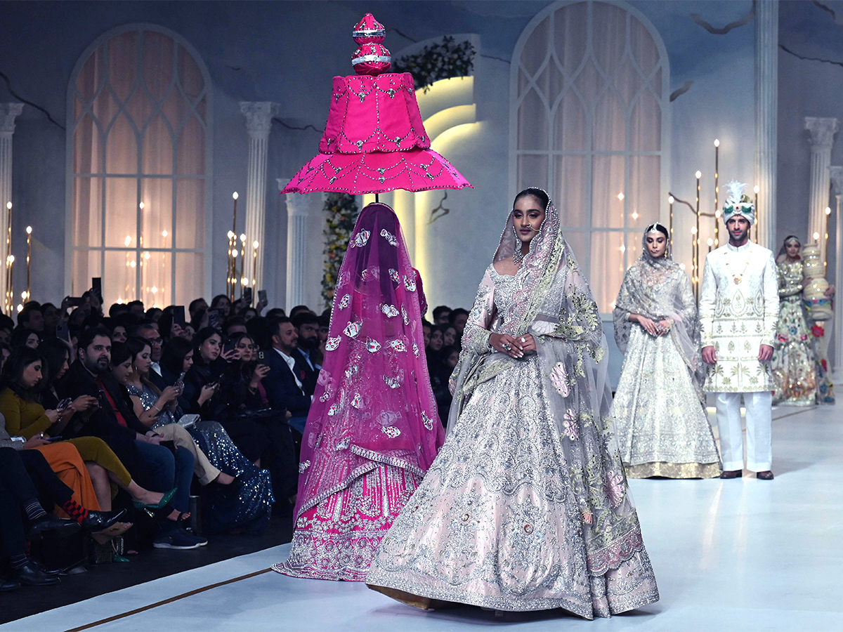 fashion_20show_20of_20Bridal_20Couture_20Week_20in_20Lahore_20photos-17.jpg 16