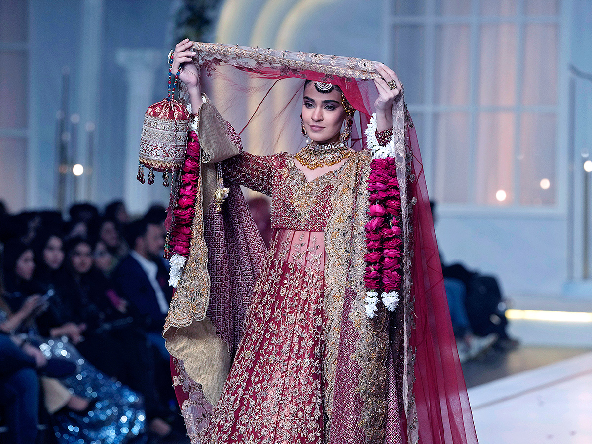 fashion_20show_20of_20Bridal_20Couture_20Week_20in_20Lahore_20photos-34.jpg 31