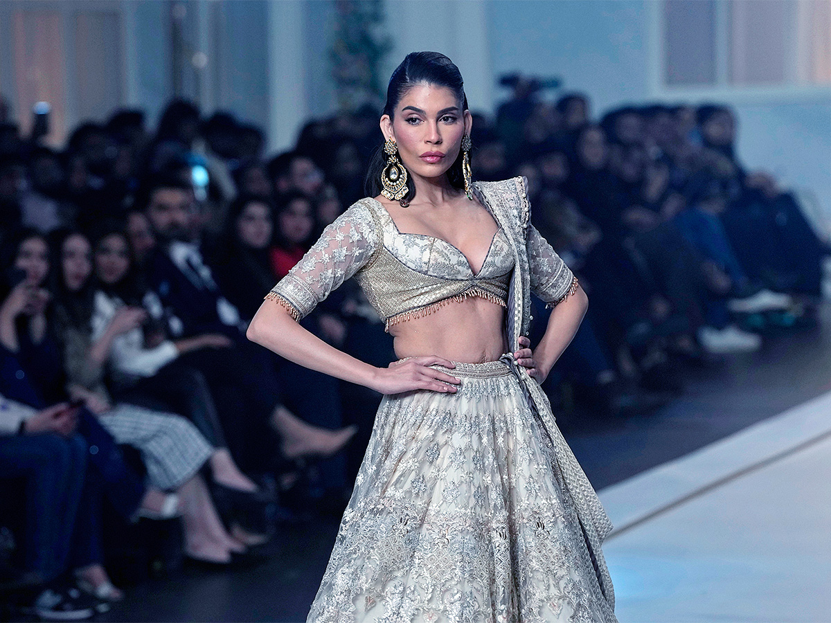 fashion_20show_20of_20Bridal_20Couture_20Week_20in_20Lahore_20photos-38.jpg 35