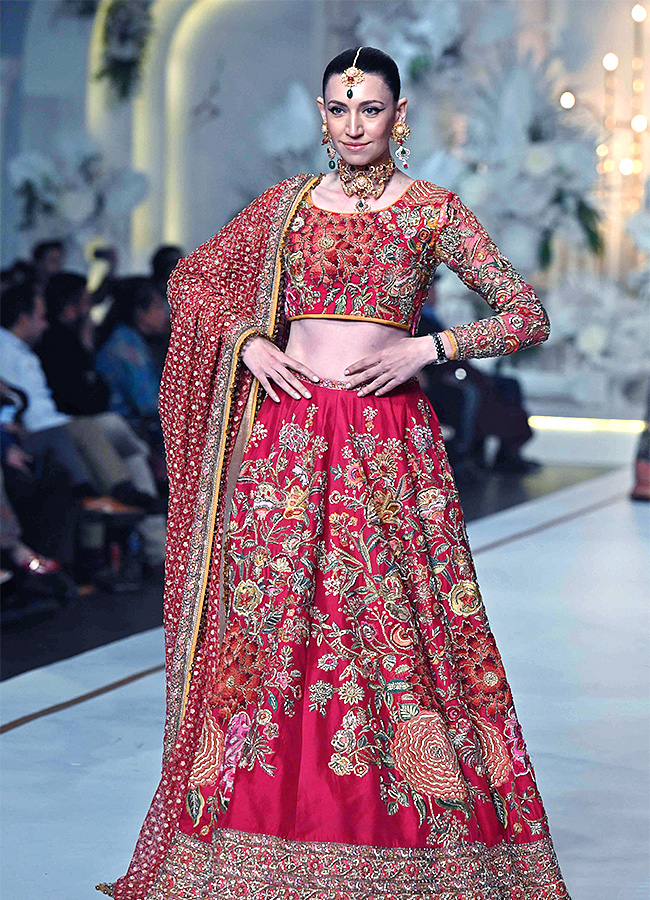 fashion_20show_20of_20Bridal_20Couture_20Week_20in_20Lahore_20photos-42.jpg 39