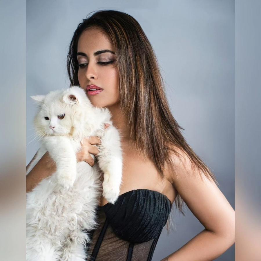 Avika-with-cat-pics.jpg 3