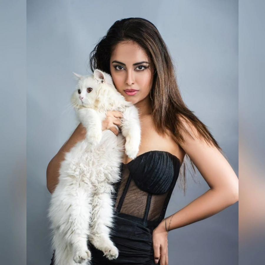 Avika-with-cat.jpg 4