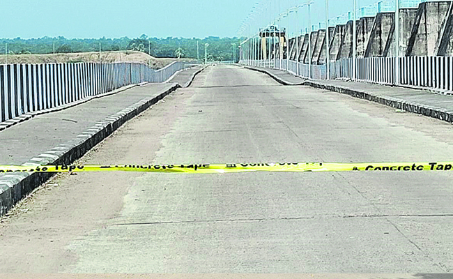 MEDIGADDA_20LAKSHMI_20BARRAGE_20PILLARS_20SINKING_202.jpg