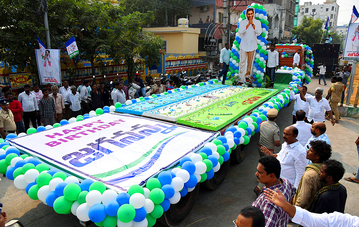 CM_20Jagan_20Birthday_20Celebrations_20600_20KG_20Huge_20Birthday_20Cake-3.jpg 3