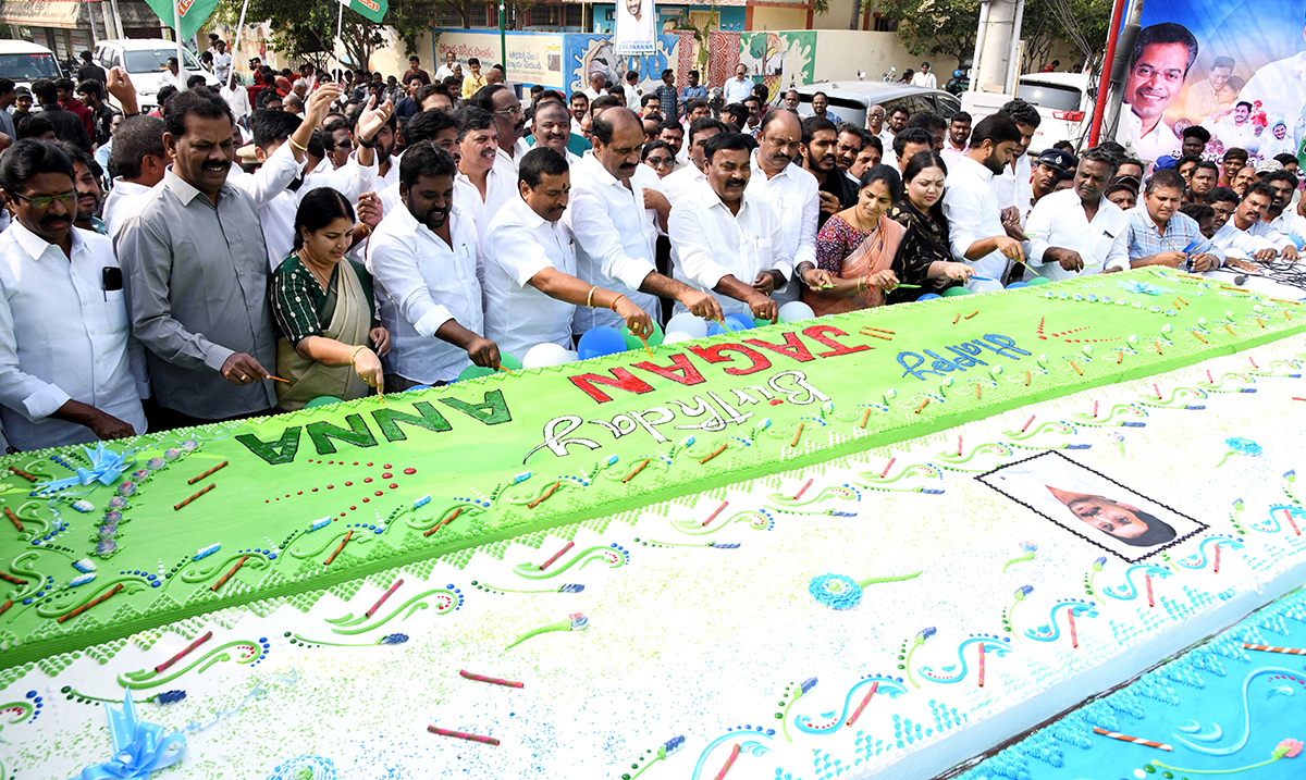 CM_20Jagan_20Birthday_20Celebrations_20600_20KG_20Huge_20Birthday_20Cake-7.jpg 7